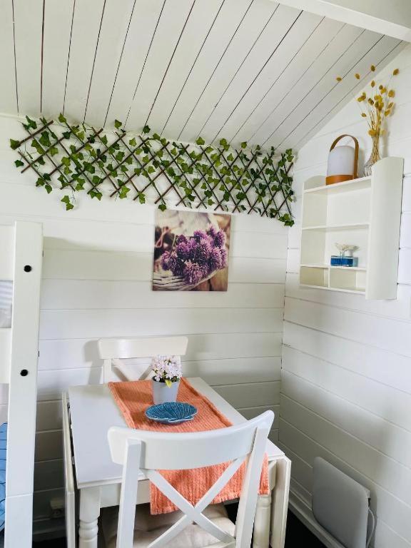 Nice Apartment With1 Bedroom Separate Living Room With A Sofa Bed And A Tiny Kitchen A Bathroom Located In Nordstrand Near By The Sea For 3 Guests With A Garden And Grill 5 Extra Guests With Extra Cost In The Cabin With Sea View Just Outside The Apar 奥斯陆 外观 照片